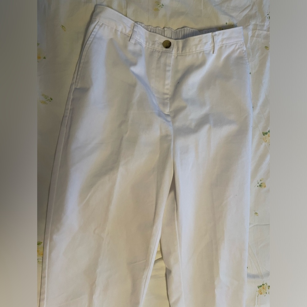 High rise straight leg white Chico pants. Woman size 4
